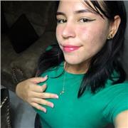 profesora inglés imparte clase a niños de primaria